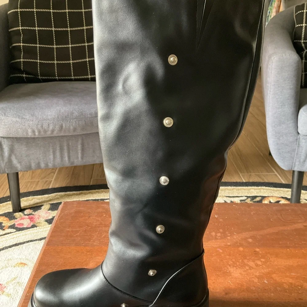 Amazon Essentials Black slouching boots. Metallic Accents - Picture 8 of 14